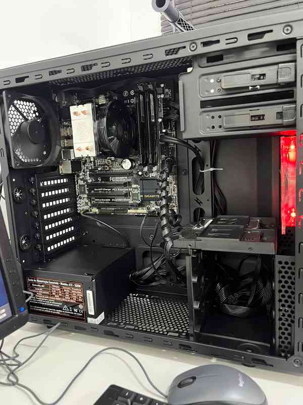 Desktop I7-4790K com monitor e periféricos — foto 2