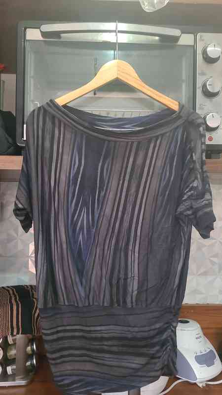 Roupas e acessórios femininos variados — foto 12