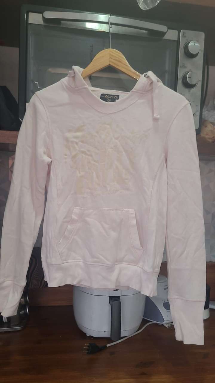 Roupas e acessórios femininos variados — foto 14