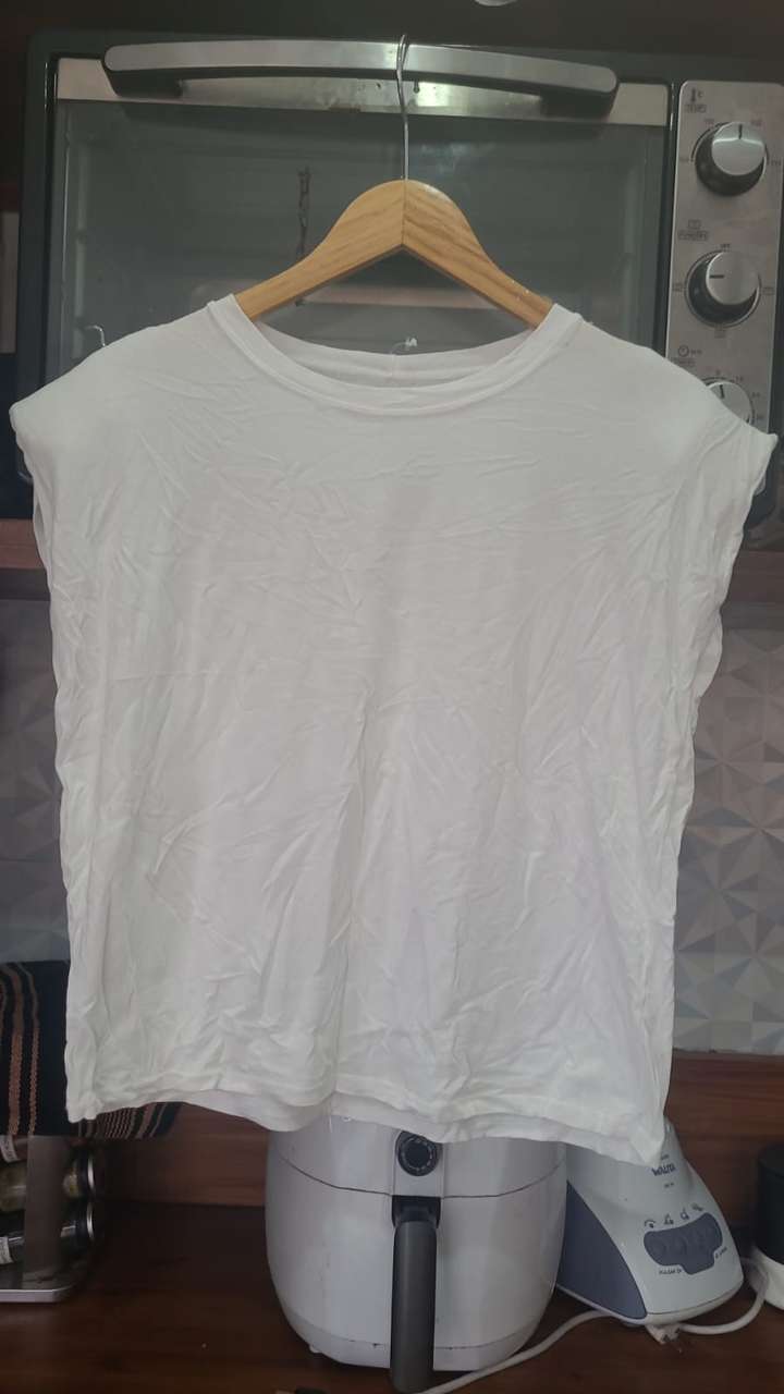 Roupas e acessórios femininos variados — foto 7