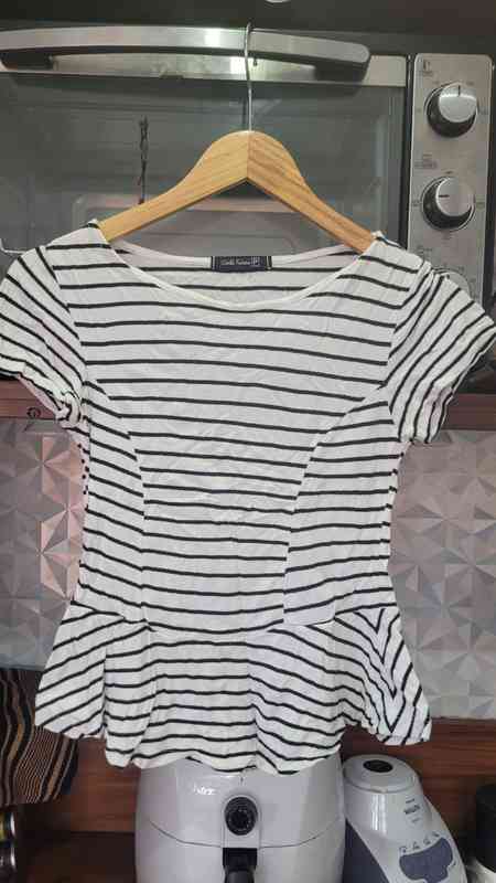 Roupas e acessórios femininos variados — foto 4