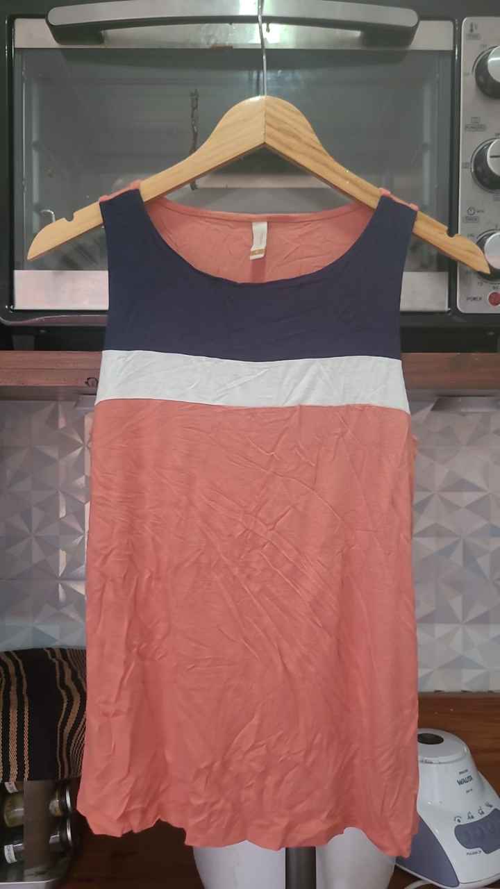 Roupas e acessórios femininos variados — foto 5