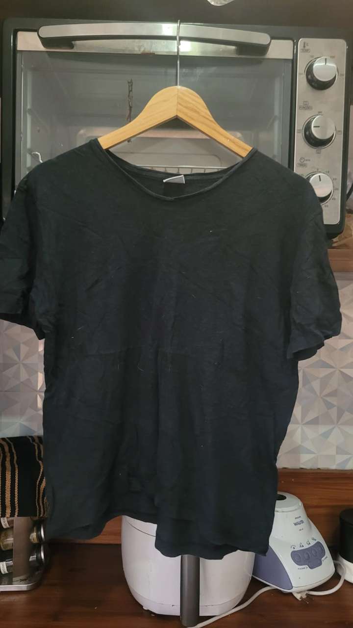 Roupas e acessórios femininos variados — foto 13