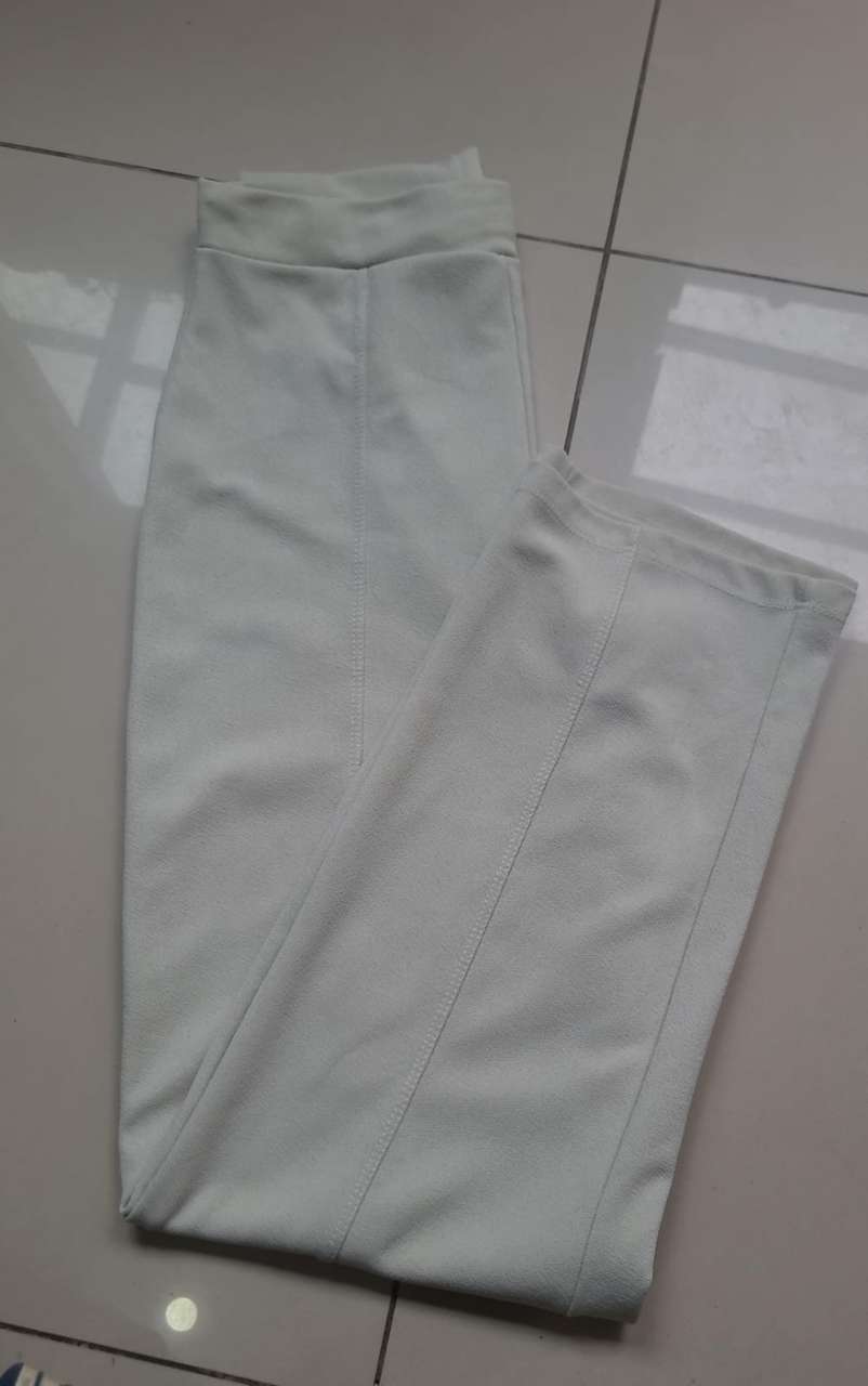 Roupas e acessórios femininos variados — foto 26