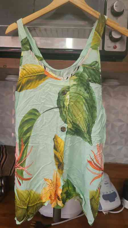 Roupas e acessórios femininos variados — foto 9
