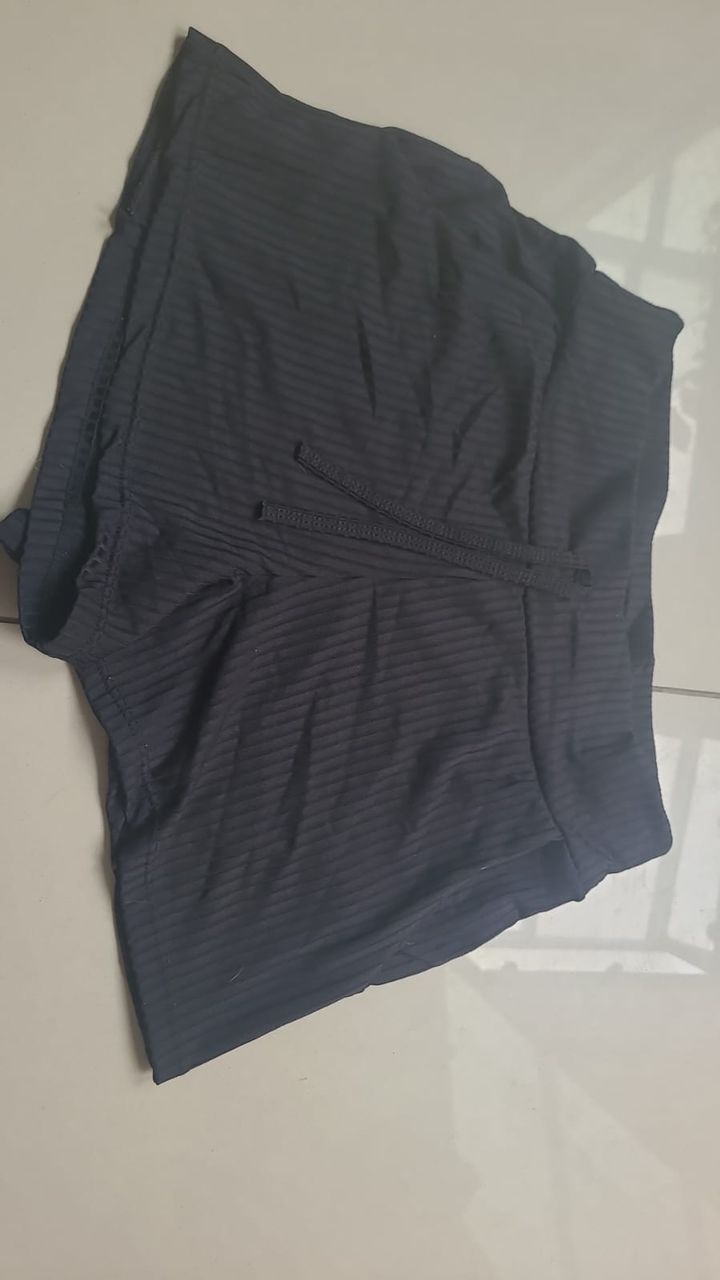 Roupas e acessórios femininos variados — foto 17