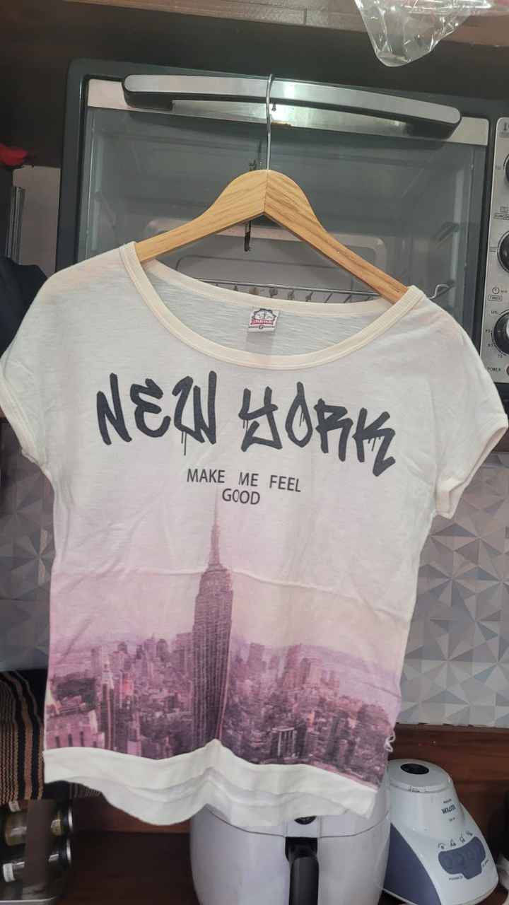 Roupas e acessórios femininos variados — foto 8
