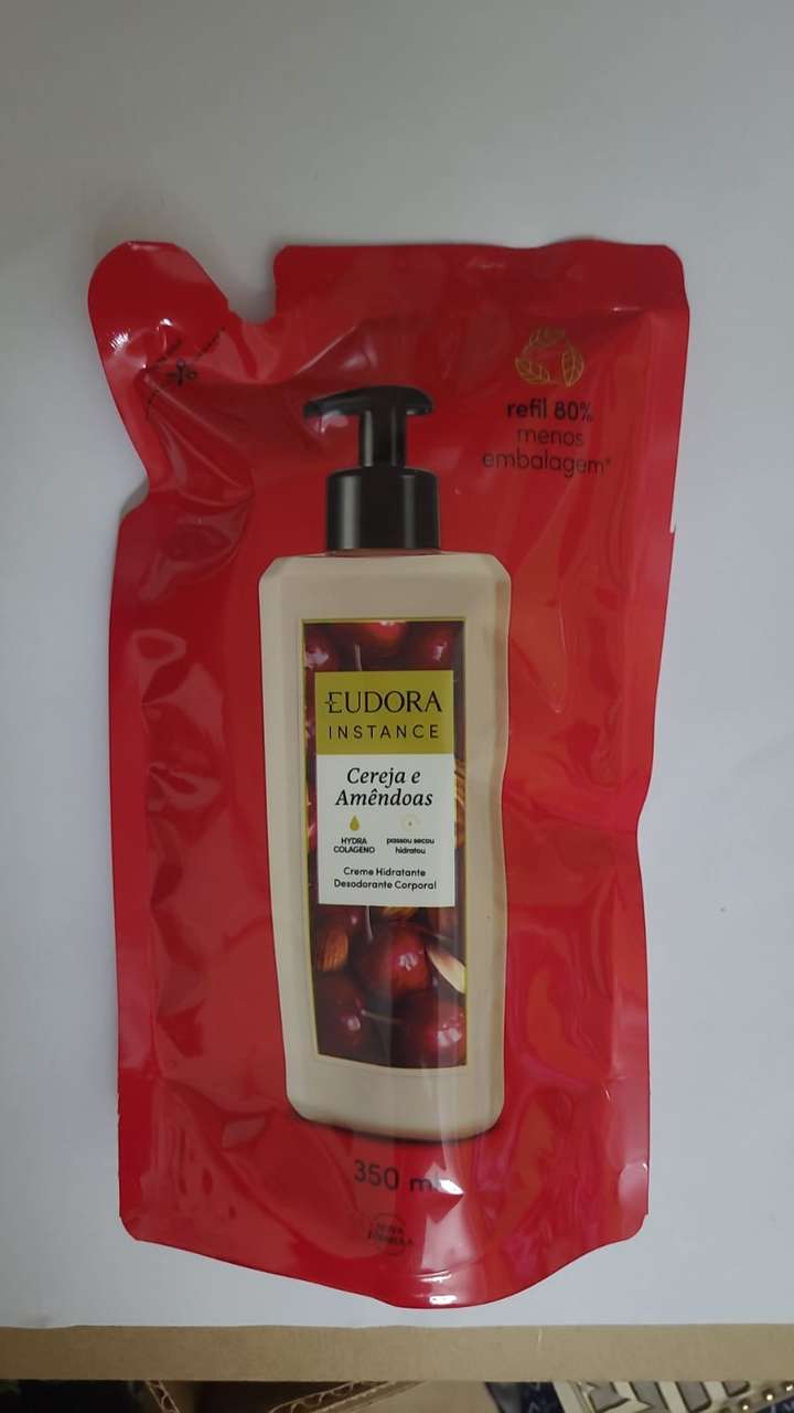 Perfumes e cosméticos variados — foto 11