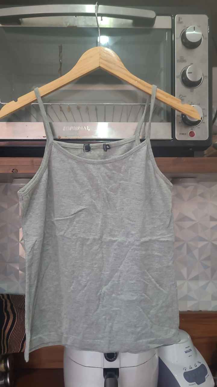 Roupas e acessórios femininos variados — foto 10