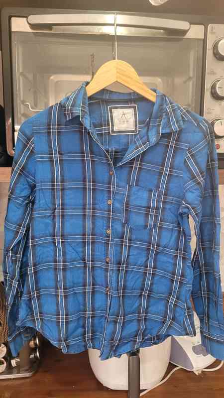 Roupas e acessórios femininos variados — foto 16