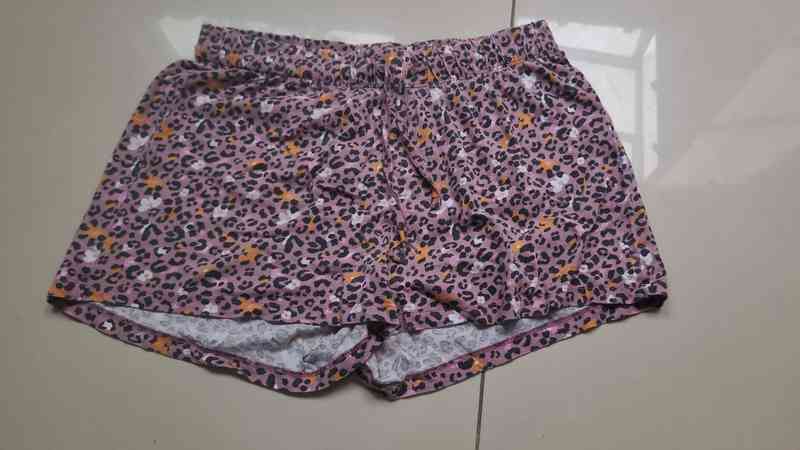 Roupas e acessórios femininos variados — foto 24