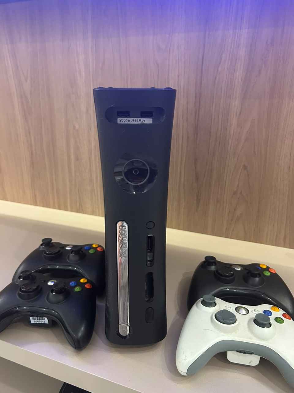 Xbox 360 com jogos e controle — foto 2
