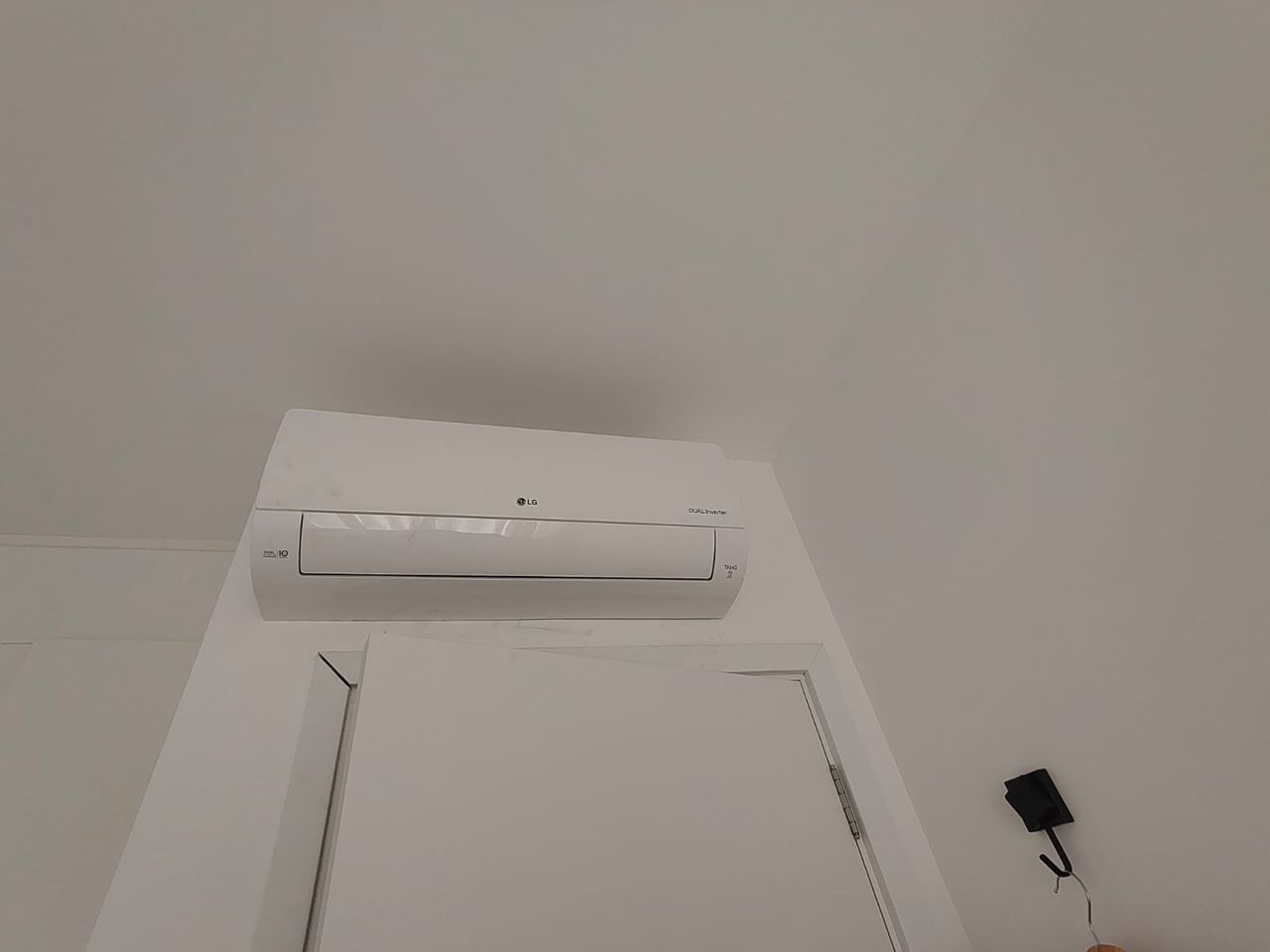 Ar condicionado, purificador, luminária e cadeira — foto 3